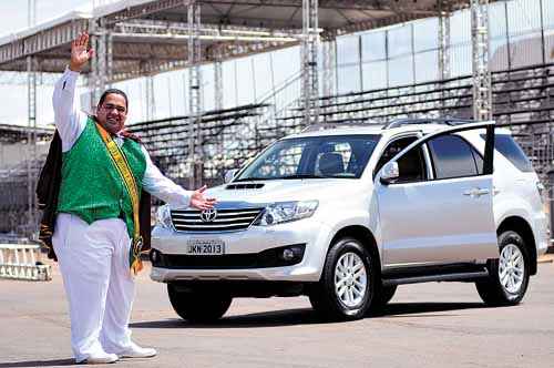 O rei momo Ednílson Nascimento e sua desejada Hilux SW4: força, espaço e tamanho (Bruno Peres/CB/D.A Press) O rei momo Ednílson Nascimento e sua desejada Hilux SW4: força, espaço e tamanho (Bruno Peres/CB/D.A Press)